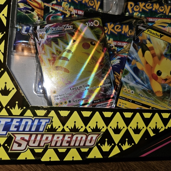 Pokémon TCG: Ultimate Zenith Pikachu VMAX Special Collection in Spanish - Picture 3 of 5